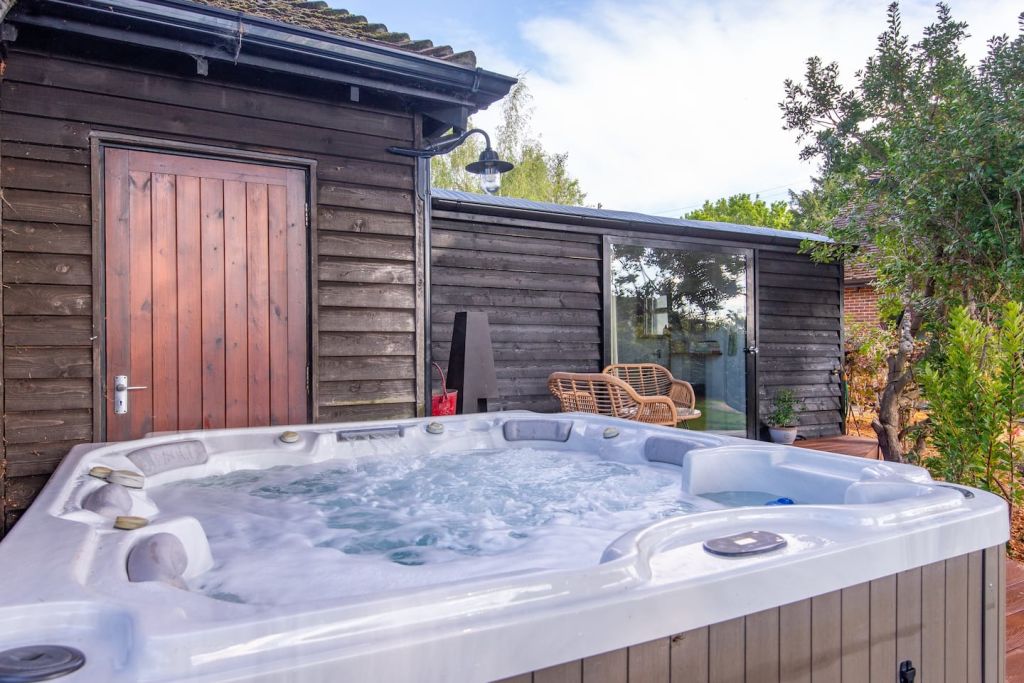 Romantic shepherds hut w/hot tub nr. South Downs
